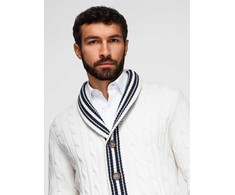 Megztinis su šaliu apykakle preppy stiliaus Omoda – elegancijai ir jaukumui kasdien.