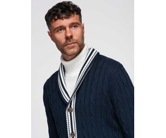 Megztinis su šaliu apykakle preppy stiliaus – jaukumui ir elegancijai kasdien.