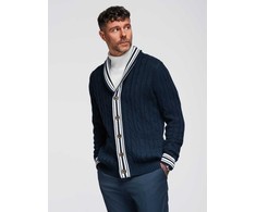 Megztinis su šaliu apykakle preppy stiliaus – jaukumui ir elegancijai kasdien.