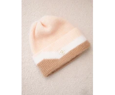 Moteriška beanie kepurė su dekoratyvia detale, kapučino spalvos