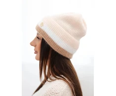 Moteriška beanie kepurė su dekoratyvia detale, kapučino spalvos