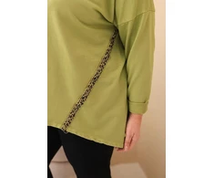 Moteriška Plus Size medvilninė palaidinė su leopardo rašto detalėmis, alyvuogių spalvos