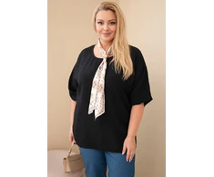 Moteriška Plus Size viskozinė palaidinė su dekoratyvine skarele, juoda