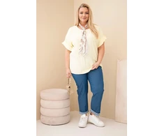 Moteriška Plus Size viskozinė palaidinė su dekoratyvine skarele, geltonos spalvos