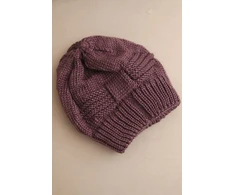 Moteriška žieminė kepurė beanie su dekoratyviniu pynimu, tamsiai violetinė