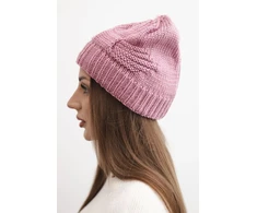 Moteriška žieminė kepurė iš akrilo su dekoratyviniu raštu K462, šviesiai alyvinės spalvos