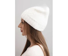 Moteriška žieminė kepurė su dekoratyviniu reljefu, balta