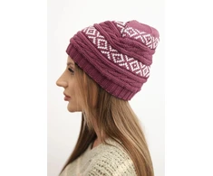 Moteriška žieminė kepurė su raštu ir vilna K425, tamsiai violetinė