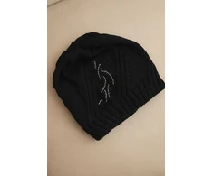 Moteriška žieminė kepurė su vilna, laisvo kirpimo, juodos spalvos