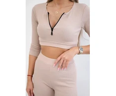 Moteriškas komplektas su rumbuotu crop top ir tamprėmis, šviesiai smėlio spalvos