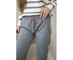 Moteriškas megztinių komplektas su dryžuotu džemperiu ir kelnėmis, pilkas