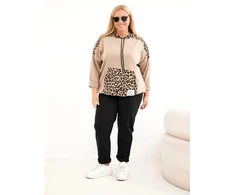 Moteriškas Plus Size džemperis su gobtuvu ir leopardo rašto detalėmis, kapučino spalvos