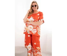 Moteriškas Plus Size komplektas su gėlėta palaidine ir plačiomis kelnėmis, plytų raudonos spalvos