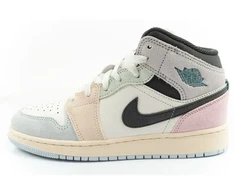 Moteriški aukšto aulo sportiniai bateliai Nike Air Jordan 1 – stilingi laisvalaikio kedai