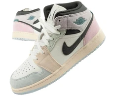 Moteriški aukšto aulo sportiniai bateliai Nike Air Jordan 1 – stilingi laisvalaikio kedai