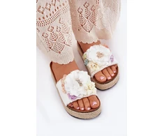 Moteriškos basutės su platforma ir gėlių dekoru Step in style
