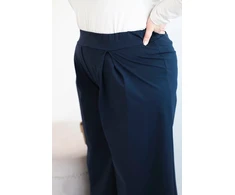 Moteriškos Plus Size kelnės plačiomis klešnėmis ir klostėmis, tamsiai mėlynos spalvos