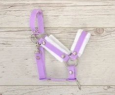 Reguliuojamas kantaras hobi arkliukui A3 – violetinis su balta pūkine apdaila