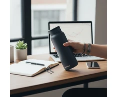 Gertuvė „Quokka Echo“ – 690 ml nerūdijančio plieno butelis su silikonine rankena (Juodas)