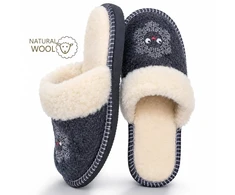 Dovanų rinkinys moteriai: Nowo® šlepetės su avies vilna, Vincent Creation® vilnonės kojinės (3 poros) ir kvapioji žvakė