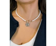 Handmade Rankų darbo choker'is iš baltų gėlavandenių perlų su paauksuotu monetos formos pakabuku