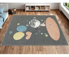 Akcila PILKA DYWAN ZE SŁODKĄ DZIEWCZYNKĄ I BALONIKAMI SERDUSZKA LIMA 120x170 cm