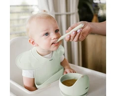 Baby Ono Indų rinkinys: dubuo ir lėkštė su siurbtuku, šaukštas ir mėtinis seilinukas