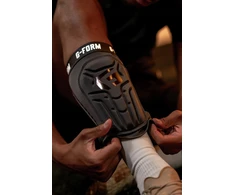 Futbolo apsaugos G-Form V2, juodos
