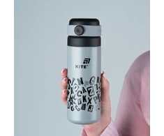 Kite Termosas su puodeliu vaikams, pilkas su metaliniu sieteliu, 500 ml, su aitvarų raštais