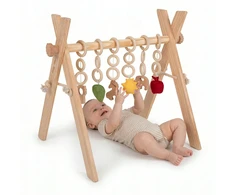 Lavinantis medinis gimnastikos stovas BABY GYM su KiddyMoon pakabukais