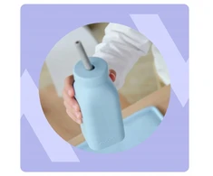 Minikoioi SILIKONINIS BUTELIO PUODLAS VAIKAMS SU ŠIAUDU IR DANGIU 200 ML 6M+ MĖLYNA