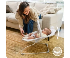 MoMi GLOSSY smėlio spalvos kūdikių bouncer - melodijos, vibracijos, žaislai