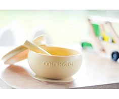 Silikoninis dubuo su dangteliu ir siurbtuku 450 ml MinikOiOi 12 cm geltona