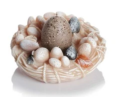 Žvakė-figūra Kiaušinis pintinėje Bartek CandlesPV2024 135x70mm/dega 8h Cappuccino &amp; Caramel