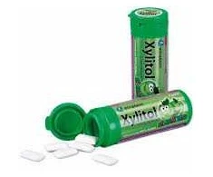 Miradent XYLITOL becukrė kramtomoji guma su ksilitoliu obuolių skonio, 30 vnt.
