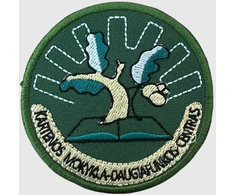 Kartenos mokyklos-daugiafunkcio centro emblema, EMBLEMA: Emblema su prisiuvimu