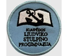 Klaipėdos Liudviko Stulpino progimnazijos emblema, EMBLEMA: Emblema su prisiuvimu