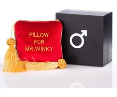 Gadget Factory Juokingas poilsio pagalvėlės rinkinys Mr. Winky, komfortui užtikrinti