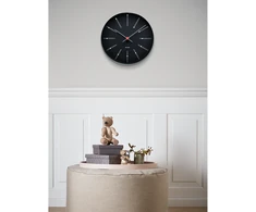 Arne Jacobsen Clocks Arne Jacobsen - Bankininkų sieninis laikrodis - Ø21 cm - Juodas