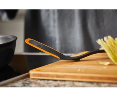 „Fiskars FunctionalForm“ virtuvės įrankių rinkinys (3 dalys) – paletė, šaukštas ir žnyplės – būtiniausias virtuvės įrankių rinkinys