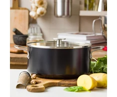 KitchenAid - Spalvotas aliuminio puodas su dangčiu - matinės juodos spalvos - 24 cm / 4,91 l