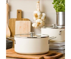 KitchenAid - Spalvotas aliuminio puodas su dangčiu - migdolų kremo spalvos - 24 cm