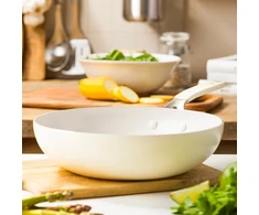KitchenAid - Spalvotas aliuminio vokas - migdolų kremo spalvos - 28 cm