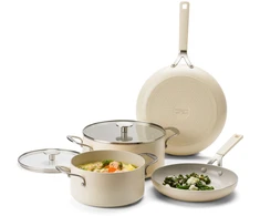 KitchenAid - Spalvoto aliuminio 6 dalių rinkinys: keptuvė 24/28 cm + puodas su dangčiu 20/24 cm - migdolų kremo spalvos