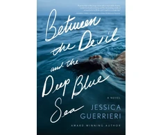 KNYGA Jessica Guerrieri Between the Devil and the Deep Mėlyna Sea