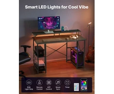 Kompiuterio stalas su LED apšvietimu ir elektros lizdais. žaidimų stalas su monitoriaus laikikliu ir 2 lentynėlėmis