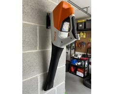 Garageprintslt STIHL BGA 30 Lapų Pūstuvo Sieninis Laikiklis