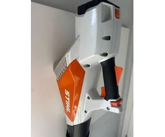 Garageprintslt STIHL BGA 57 sieninis laikiklis