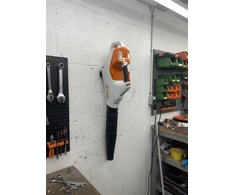Garageprintslt STIHL BGA86 lapų pūstuvo sieninis laikiklis