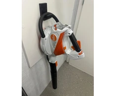 Garageprintslt STIHL SHA56 Lapų pūstuvas / smulkintuvas su vakuuminiu laikikliu ant sienos,